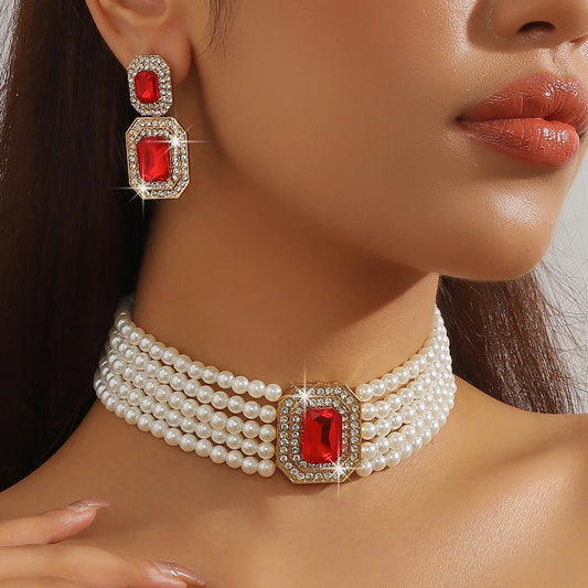 Ensemble : Boucles d'oreilles  et  collier de perles en pierres précieuses
