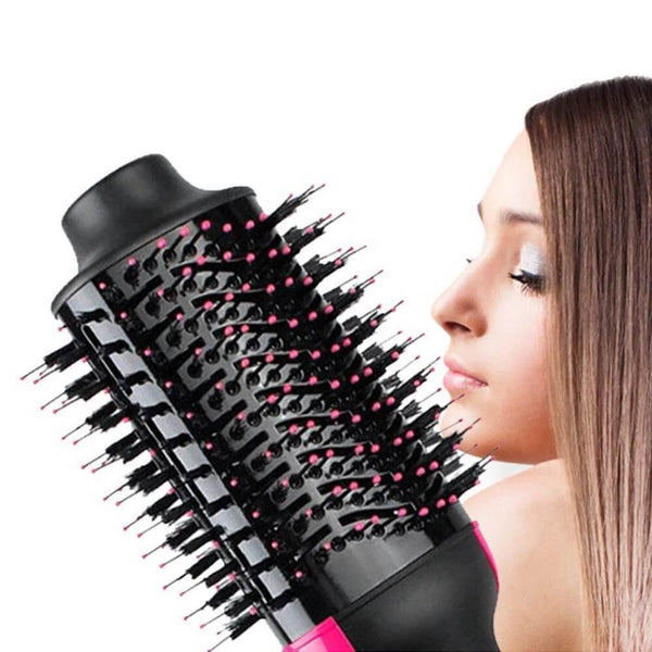Une femme qui utilise la Brosse soufflante One Step FanyBrush - BIGand BANG
