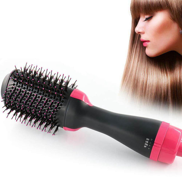 Une femme avec la Brosse soufflante One Step FanyBrush