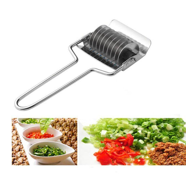 Roulette hachoir pour fabriquer des pattes fraîches maison, coupe oignon, persil, coriandre, ail, ciboulette