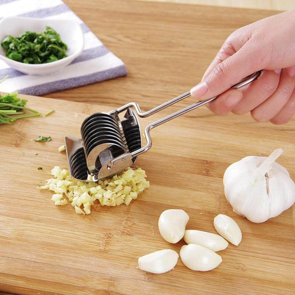 Roulette hachoir pour fabriquer des pattes fraîches maison, coupe oignon, persil, coriandre, ail, ciboulette