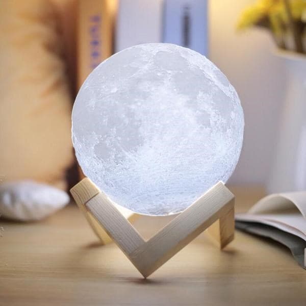 La lampe lune 3D de 8cm à 22 cm, LUNA™ est une impressionnante lune dans votre salon
