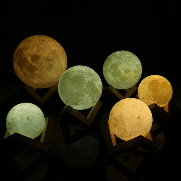 La lampe lune 3D de 8cm à 22 cm, LUNA™ est une impressionnante lune dans votre salon