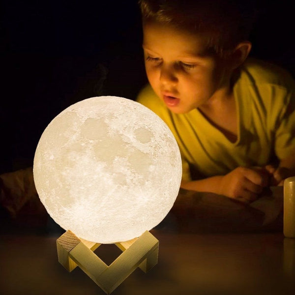 La lampe lune 3D de 8cm à 22 cm, LUNA™ est une impressionnante lune dans votre salon