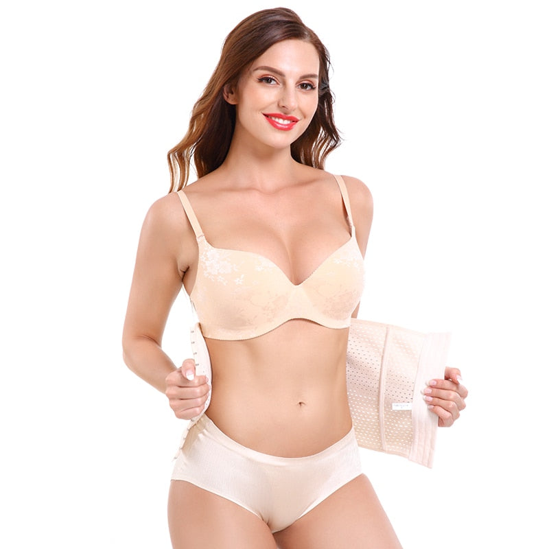 Une femme entrain de mettre une Ceinture post accouchement  amincissante  de couleur beige